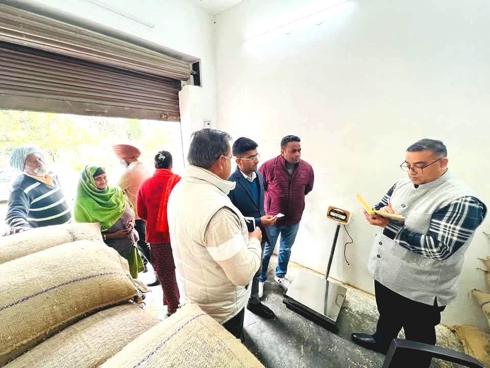 खाद्य आयोग के सदस्य विजय दत्त ने सरकारी राशन डिपुओं का किया औचक निरीक्षण
